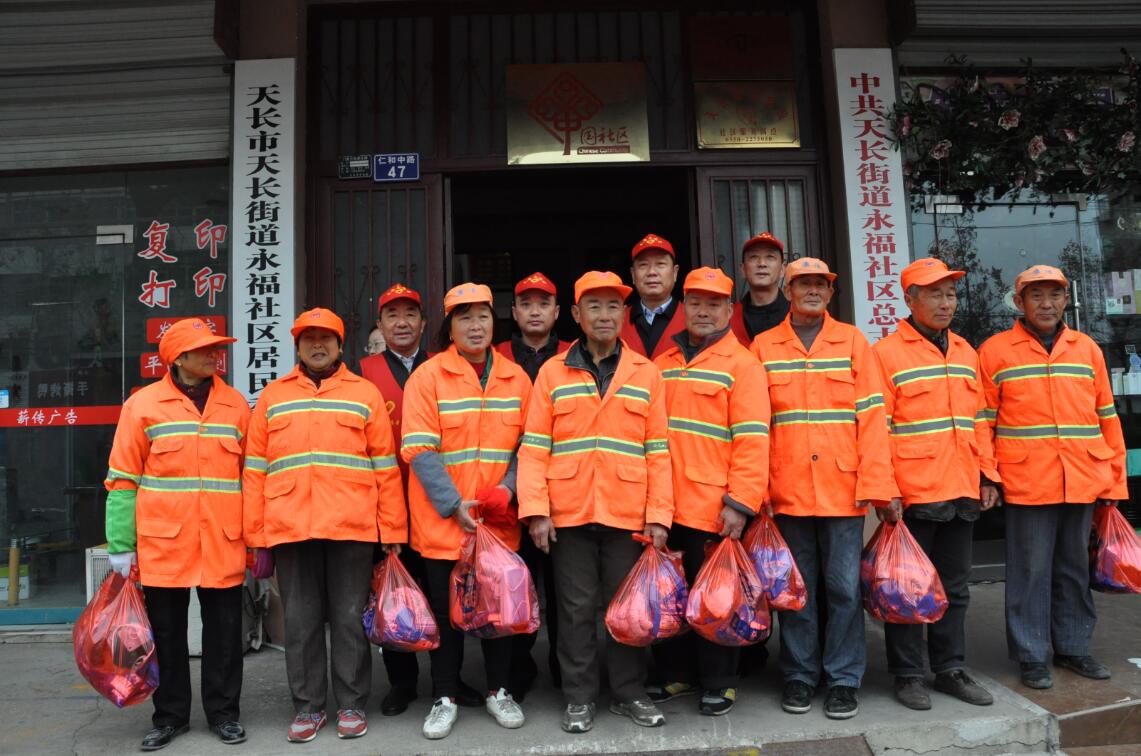 2018年，集团志愿者向环卫工人送去了“暖和”。
