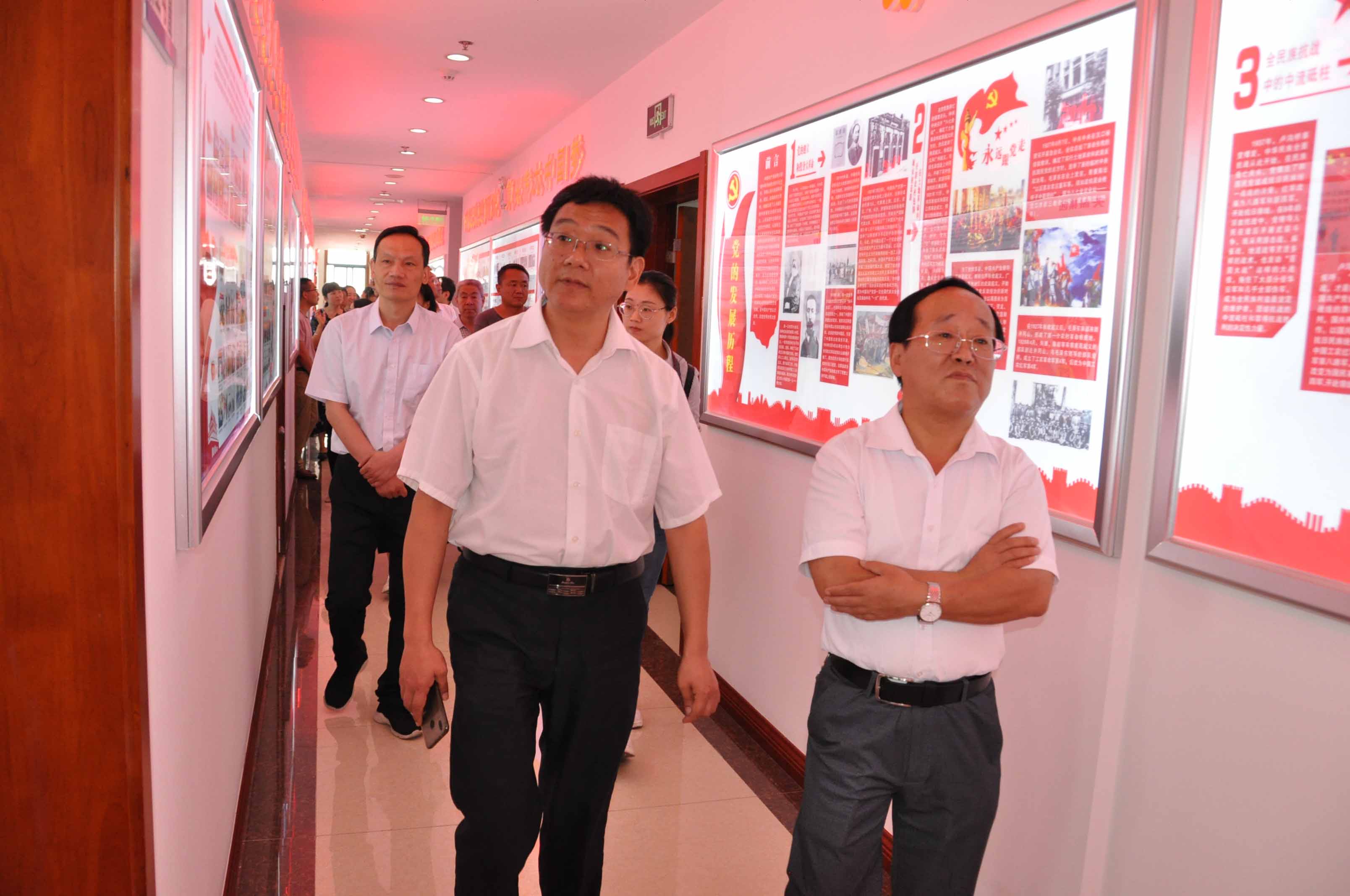 明光市统战部副部长王辉带领统战部干部培训班成员参观交流非公有制党建工作。
