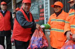 2018年，安徽天康集团志愿者向环卫工人送去了“暖和”。