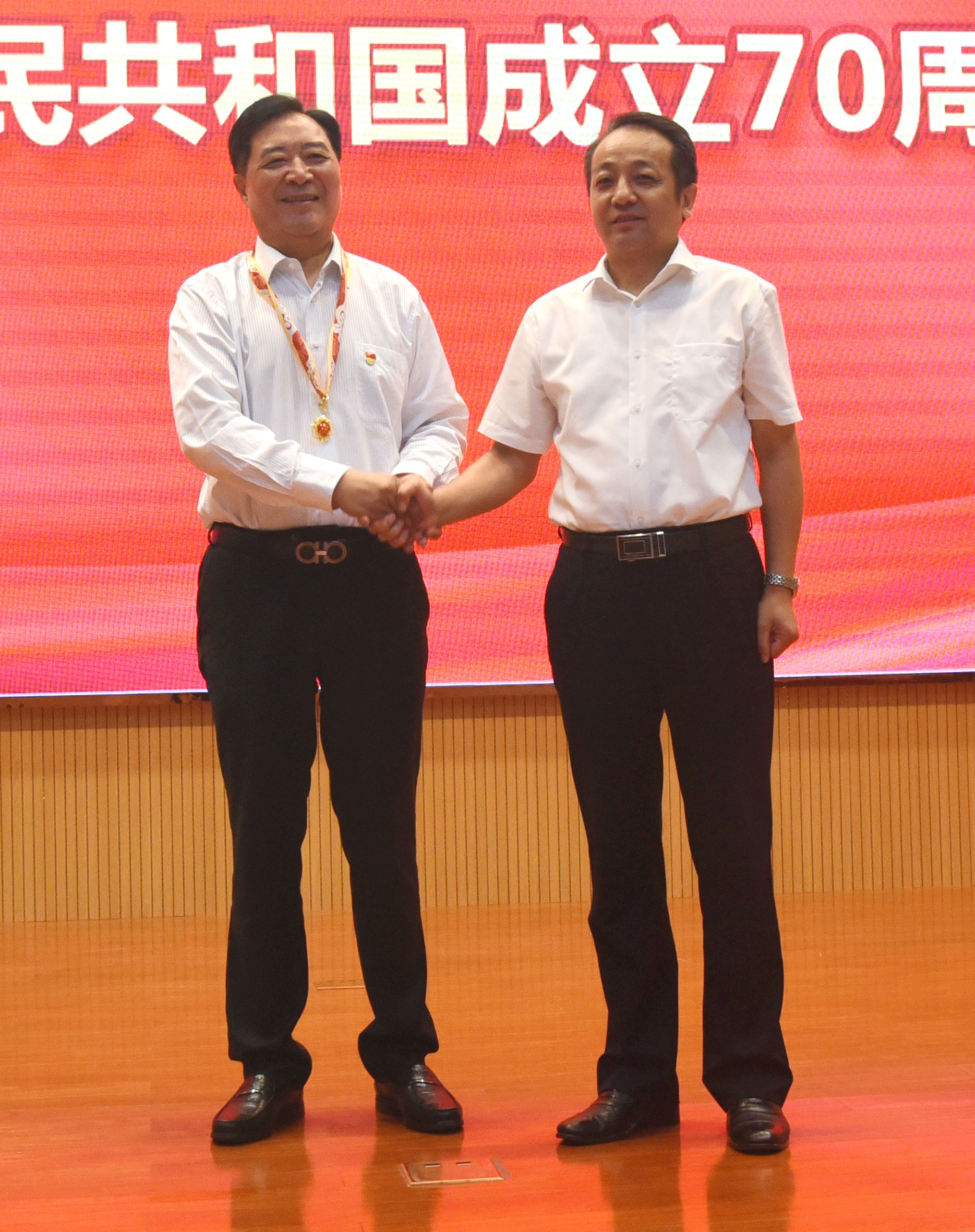 安徽天康集团党委书记、董事长赵宽荣获“庆贺中华人民共和国成立70周年”纪念奖章